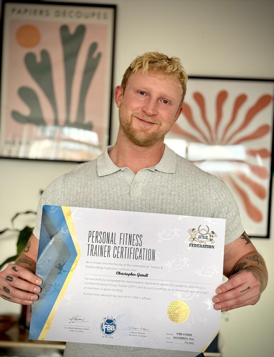 Chris Grindl mit dem IFBB Personal Fitness Trainer Zertifikat